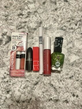 CoverGirl Outlast All-Day Lip Color + Green Sally Hansen Miracle Gel Nail Polish